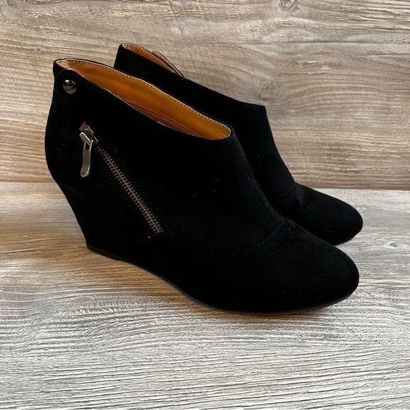 Chinese Laundry Valerie black bootie size 9.5 with zipper and Velcro for ease - Picture 1 of 12